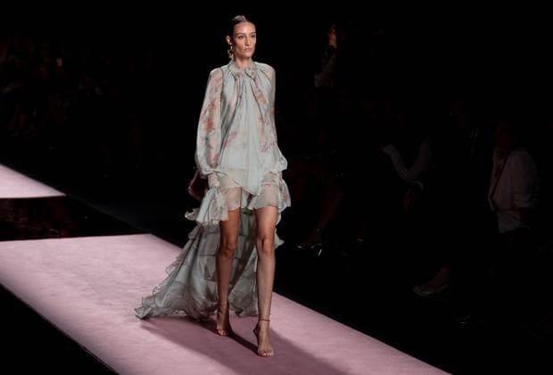 Isabel Sanchís fashion show at MBFW Madrid Model during a fashion show at the 82nd edition of Mercedes Benz Fashion Week Madrid, at Ifema in Madrid, on September 19, 2025, in Madrid Spain This years edition is held from September 17 to 21 and commemorates the 40th anniversary of the catwalk Isabel Sanchíss collection for next summer 2026 is an eclectic collection, based on two fundamental pillars for the firm, the volumes of architecture and the coexistence of Japanese culture, which explores opposing values such as tradition and modernity, structure and fluidity, discipline and challenge and the past and future 19 SEPTEMBER 2025 Espana  Copyright: xEduardoxParrax 6966874