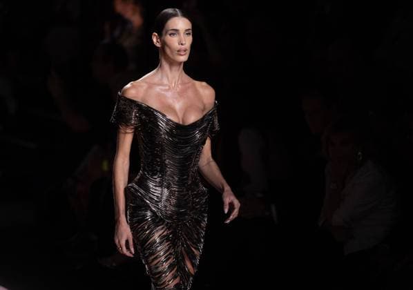 Isabel Sanchís fashion show at MBFW Madrid Model during a fashion show at the 82nd edition of Mercedes Benz Fashion Week Madrid, at Ifema in Madrid, on September 19, 2025, in Madrid Spain This years edition is held from September 17 to 21 and commemorates the 40th anniversary of the catwalk Isabel Sanchíss collection for next summer 2026 is an eclectic collection, based on two fundamental pillars for the firm, the volumes of architecture and the coexistence of Japanese culture, which explores opposing values such as tradition and modernity, structure and fluidity, discipline and challenge and the past and future 19 SEPTEMBER 2025 Espana  Copyright: xEduardoxParrax 6966875