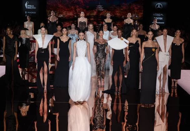 Isabel Sanchís fashion show at MBFW Madrid Designer Isabel Sanchís during a fashion show at the 82nd edition of Mercedes Benz Fashion Week Madrid, at Ifema in Madrid, on September 19, 2025, in Madrid Spain This years edition is held from September 17 to 21 and commemorates the 40th anniversary of the catwalk Isabel Sanchís collection for next summer 2026 is an eclectic collection, based on two fundamental pillars for the firm, the volumes of architecture and the coexistence of Japanese culture, which explores opposing values such as tradition and modernity, structure and fluidity, discipline and challenge and the past and future 19 SEPTEMBER 2025 Espana  Copyright: xEduardoxParrax 6966880