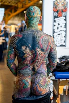 Bilder des Jahres 2025, Entertainment 09 September NEWS : The ink Factory - Lyon 19 09 25 Un homme dÃ voile son corps tatouÃ telle une seconde peau lors The Ink Factory Ã la Halle Tony Garnier Ã Lyon, le 19 09 2025. Photo Sandrine Thesillat PsNewZ Lyon  Copyright: xSandrinexTHESILLATx