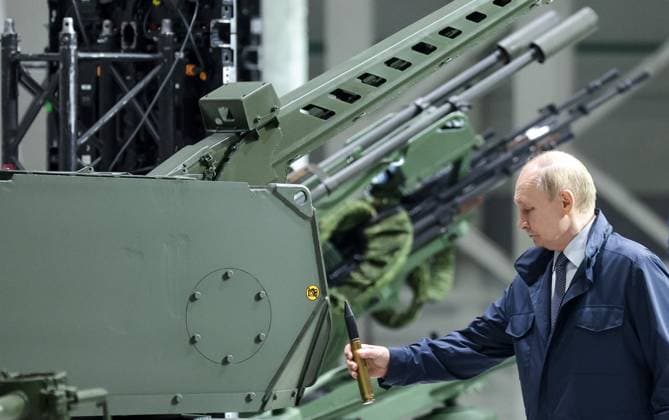 Russia Putin Volga Federal District 9008722 19.09.2025 Russian President Vladimir Putin tours the exhibition of weapons and military equipment as he visits Motovilikha Plants in Perm, Russia. Mikhail Sinitsyn Sputnik Perm Russia  Copyright: xMikhailxSinitsynx