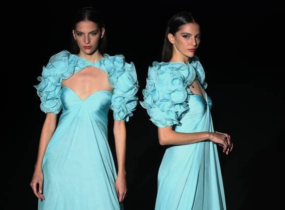 Hannibal Laguna fashion show at MBFW Madrid A model during the Hannibal Laguna fashion show at the 82nd edition of Mercedes Benz Fashion Week Madrid, at Ifema in Madrid, on September 19, 2025, in Madrid Spain This years edition is held from September 17 to 21 and commemorates the 40th anniversary of the runway Isabel Sanchíss collection for next summer 2026 is an eclectic collection, based on two fundamental pillars for the firm, the volumes of architecture and the coexistence of Japanese culture, which explores opposing values such as tradition and modernity, structure and fluidity, discipline and challenge and the past and future 19 SEPTEMBER 2025 MBFW MODELO MODA Moda PASARELA Madrid Madrid Madrid Spain  Copyright: xEduardoxParrax 6967224