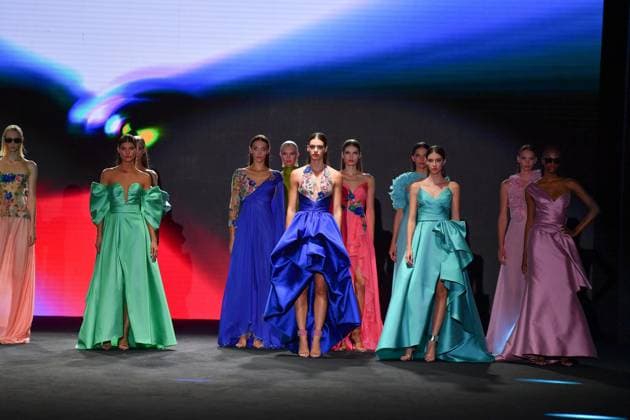 Mercedes-Benz Fashion Week Madrid, Spain - 19 Sep 2025 Models walk the runway wearing a design by Hannibal Laguna during Mercedes-Benz Fashion Week de Madrid in IFERMA, 19 septiembre 2025 Spain Madrid Spain Copyright: xAtilanoxGarciax xSOPAxImagesx FOTO12415