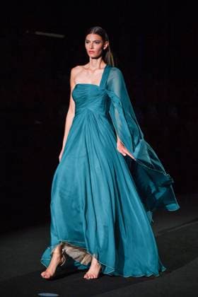 Mercedes-Benz Fashion Week Madrid, Spain - 19 Sep 2025 A model walks the runway wearing a design by Hannibal Laguna during Mercedes-Benz Fashion Week de Madrid in IFERMA, 19 septiembre 2025 Spain Madrid Spain Copyright: xAtilanoxGarciax xSOPAxImagesx FOTO12380