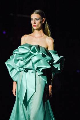 Mercedes-Benz Fashion Week Madrid, Spain - 19 Sep 2025 A model walks the runway wearing a design by Hannibal Laguna during Mercedes-Benz Fashion Week de Madrid in IFERMA, 19 septiembre 2025 Spain Madrid Spain Copyright: xAtilanoxGarciax xSOPAxImagesx FOTO12390