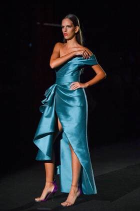 Mercedes-Benz Fashion Week Madrid, Spain - 19 Sep 2025 A model walks the runway wearing a design by Hannibal Laguna during Mercedes-Benz Fashion Week de Madrid in IFERMA, 19 septiembre 2025 Spain Madrid Spain Copyright: xAtilanoxGarciax xSOPAxImagesx FOTO12397