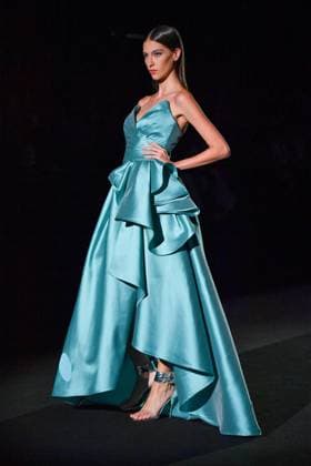 Mercedes-Benz Fashion Week Madrid, Spain - 19 Sep 2025 A model walks the runway wearing a design by Hannibal Laguna during Mercedes-Benz Fashion Week de Madrid in IFERMA, 19 septiembre 2025 Spain Madrid Spain Copyright: xAtilanoxGarciax xSOPAxImagesx FOTO12402