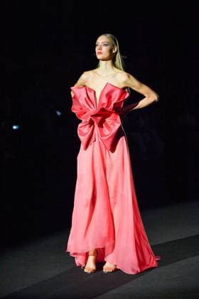Mercedes-Benz Fashion Week Madrid, Spain - 19 Sep 2025 A model walks the runway wearing a design by Hannibal Laguna during Mercedes-Benz Fashion Week de Madrid in IFERMA, 19 septiembre 2025 Spain Madrid Spain Copyright: xAtilanoxGarciax xSOPAxImagesx FOTO12404