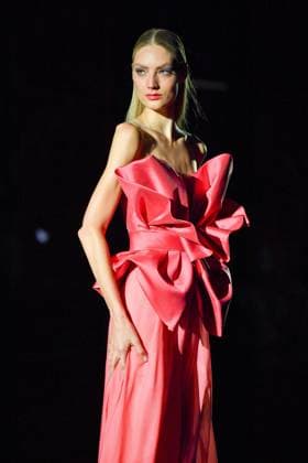 Mercedes-Benz Fashion Week Madrid, Spain - 19 Sep 2025 A model walks the runway wearing a design by Hannibal Laguna during Mercedes-Benz Fashion Week de Madrid in IFERMA, 19 septiembre 2025 Spain Madrid Spain Copyright: xAtilanoxGarciax xSOPAxImagesx FOTO12405