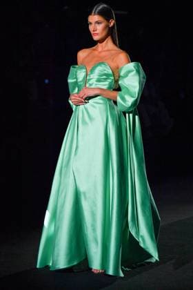 Mercedes-Benz Fashion Week Madrid, Spain - 19 Sep 2025 A model walks the runway wearing a design by Hannibal Laguna during Mercedes-Benz Fashion Week de Madrid in IFERMA, 19 septiembre 2025 Spain Madrid Spain Copyright: xAtilanoxGarciax xSOPAxImagesx FOTO12406