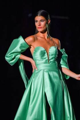 Mercedes-Benz Fashion Week Madrid, Spain - 19 Sep 2025 A model walks the runway wearing a design by Hannibal Laguna during Mercedes-Benz Fashion Week de Madrid in IFERMA, 19 septiembre 2025 Spain Madrid Spain Copyright: xAtilanoxGarciax xSOPAxImagesx FOTO12407