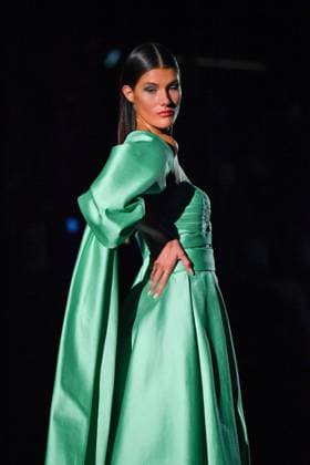 Mercedes-Benz Fashion Week Madrid, Spain - 19 Sep 2025 A model walks the runway wearing a design by Hannibal Laguna during Mercedes-Benz Fashion Week de Madrid in IFERMA, 19 septiembre 2025 Spain Madrid Spain Copyright: xAtilanoxGarciax xSOPAxImagesx FOTO12408
