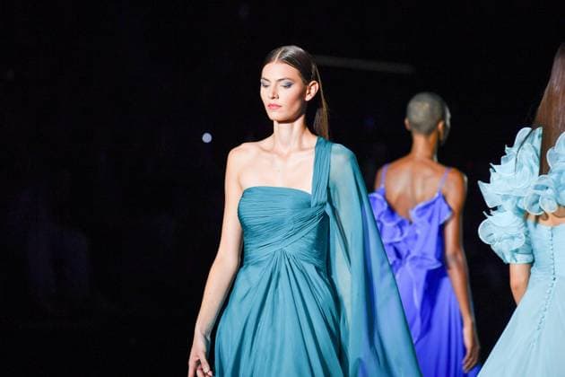 Mercedes-Benz Fashion Week Madrid, Spain - 19 Sep 2025 A model walks the runway wearing a design by Hannibal Laguna during Mercedes-Benz Fashion Week de Madrid in IFERMA, 19 septiembre 2025 Spain Madrid Spain Copyright: xAtilanoxGarciax xSOPAxImagesx FOTO12409
