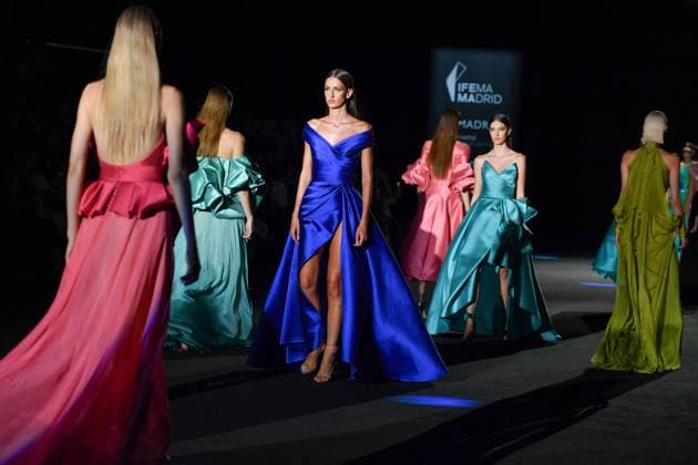 Mercedes-Benz Fashion Week Madrid, Spain - 19 Sep 2025 Models walk the runway wearing a design by Hannibal Laguna during Mercedes-Benz Fashion Week de Madrid in IFERMA, 19 septiembre 2025 Spain Madrid Spain Copyright: xAtilanoxGarciax xSOPAxImagesx FOTO12412