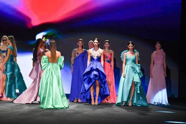 Mercedes-Benz Fashion Week Madrid, Spain - 19 Sep 2025 Models walk the runway wearing a design by Hannibal Laguna during Mercedes-Benz Fashion Week de Madrid in IFERMA, 19 septiembre 2025 Spain Madrid Spain Copyright: xAtilanoxGarciax xSOPAxImagesx FOTO12414