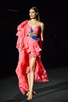 Mercedes-Benz Fashion Week Madrid, Spain - 19 Sep 2025 A model walks the runway wearing a design by Hannibal Laguna during Mercedes-Benz Fashion Week de Madrid in IFERMA, 19 septiembre 2025 Spain Madrid Spain Copyright: xAtilanoxGarciax xSOPAxImagesx FOTO12373