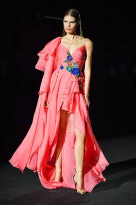 Mercedes-Benz Fashion Week Madrid, Spain - 19 Sep 2025 A model walks the runway wearing a design by Hannibal Laguna during Mercedes-Benz Fashion Week de Madrid in IFERMA, 19 septiembre 2025 Spain Madrid Spain Copyright: xAtilanoxGarciax xSOPAxImagesx FOTO12374