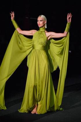 Mercedes-Benz Fashion Week Madrid, Spain - 19 Sep 2025 A model walks the runway wearing a design by Hannibal Laguna during Mercedes-Benz Fashion Week de Madrid in IFERMA, 19 septiembre 2025 Spain Madrid Spain Copyright: xAtilanoxGarciax xSOPAxImagesx FOTO12376