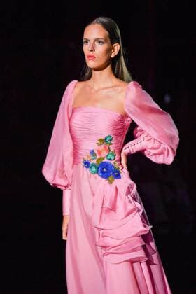 Mercedes-Benz Fashion Week Madrid, Spain - 19 Sep 2025 A model walks the runway wearing a design by Hannibal Laguna during Mercedes-Benz Fashion Week de Madrid in IFERMA, 19 septiembre 2025 Spain Madrid Spain Copyright: xAtilanoxGarciax xSOPAxImagesx FOTO12363