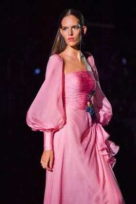 Mercedes-Benz Fashion Week Madrid, Spain - 19 Sep 2025 A model walks the runway wearing a design by Hannibal Laguna during Mercedes-Benz Fashion Week de Madrid in IFERMA, 19 septiembre 2025 Spain Madrid Spain Copyright: xAtilanoxGarciax xSOPAxImagesx FOTO12364