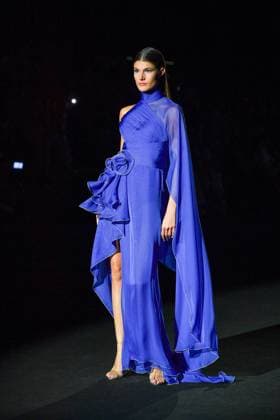 Mercedes-Benz Fashion Week Madrid, Spain - 19 Sep 2025 A model walks the runway wearing a design by Hannibal Laguna during Mercedes-Benz Fashion Week de Madrid in IFERMA, 19 septiembre 2025 Spain Madrid Spain Copyright: xAtilanoxGarciax xSOPAxImagesx FOTO12365