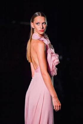 Mercedes-Benz Fashion Week Madrid, Spain - 19 Sep 2025 A model walks the runway wearing a design by Hannibal Laguna during Mercedes-Benz Fashion Week de Madrid in IFERMA, 19 septiembre 2025 Spain Madrid Spain Copyright: xAtilanoxGarciax xSOPAxImagesx FOTO12368