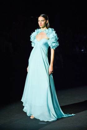 Mercedes-Benz Fashion Week Madrid, Spain - 19 Sep 2025 A model walks the runway wearing a design by Hannibal Laguna during Mercedes-Benz Fashion Week de Madrid in IFERMA, 19 septiembre 2025 Spain Madrid Spain Copyright: xAtilanoxGarciax xSOPAxImagesx FOTO12369