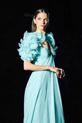 Mercedes-Benz Fashion Week Madrid, Spain - 19 Sep 2025 A model walks the runway wearing a design by Hannibal Laguna during Mercedes-Benz Fashion Week de Madrid in IFERMA, 19 septiembre 2025 Spain Madrid Spain Copyright: xAtilanoxGarciax xSOPAxImagesx FOTO12370