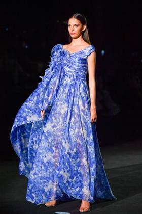 Mercedes-Benz Fashion Week Madrid, Spain - 19 Sep 2025 A model walks the runway wearing a design by Hannibal Laguna during Mercedes-Benz Fashion Week de Madrid in IFERMA, 19 septiembre 2025 Spain Madrid Spain Copyright: xAtilanoxGarciax xSOPAxImagesx FOTO12327