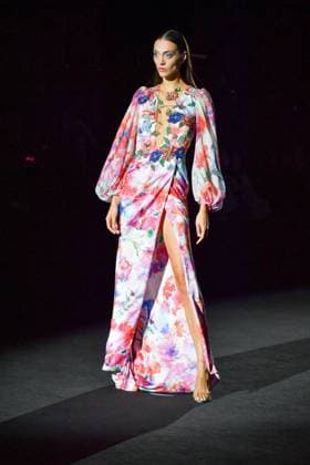 Mercedes-Benz Fashion Week Madrid, Spain - 19 Sep 2025 A model walks the runway wearing a design by Hannibal Laguna during Mercedes-Benz Fashion Week de Madrid in IFERMA, 19 septiembre 2025 Spain Madrid Spain Copyright: xAtilanoxGarciax xSOPAxImagesx FOTO12333