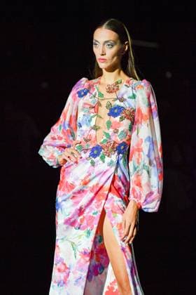 Mercedes-Benz Fashion Week Madrid, Spain - 19 Sep 2025 A model walks the runway wearing a design by Hannibal Laguna during Mercedes-Benz Fashion Week de Madrid in IFERMA, 19 septiembre 2025 Spain Madrid Spain Copyright: xAtilanoxGarciax xSOPAxImagesx FOTO12334