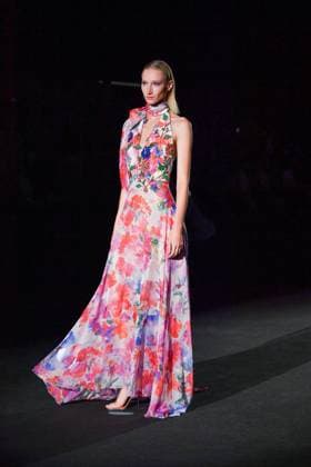 Mercedes-Benz Fashion Week Madrid, Spain - 19 Sep 2025 A model walks the runway wearing a design by Hannibal Laguna during Mercedes-Benz Fashion Week de Madrid in IFERMA, 19 septiembre 2025 Spain Madrid Spain Copyright: xAtilanoxGarciax xSOPAxImagesx FOTO12342