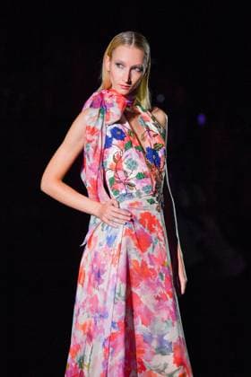 Mercedes-Benz Fashion Week Madrid, Spain - 19 Sep 2025 A model walks the runway wearing a design by Hannibal Laguna during Mercedes-Benz Fashion Week de Madrid in IFERMA, 19 septiembre 2025 Spain Madrid Spain Copyright: xAtilanoxGarciax xSOPAxImagesx FOTO12343