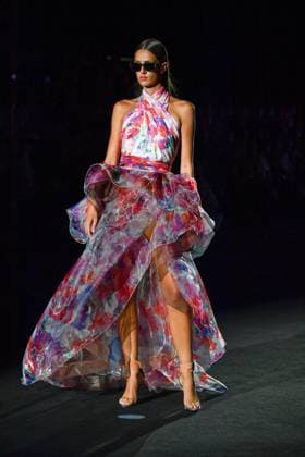 Mercedes-Benz Fashion Week Madrid, Spain - 19 Sep 2025 A model walks the runway wearing a design by Hannibal Laguna during Mercedes-Benz Fashion Week de Madrid in IFERMA, 19 septiembre 2025 Spain Madrid Spain Copyright: xAtilanoxGarciax xSOPAxImagesx FOTO12344