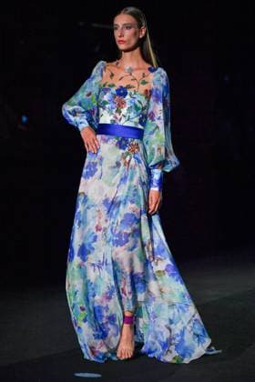 Mercedes-Benz Fashion Week Madrid, Spain - 19 Sep 2025 A model walks the runway wearing a design by Hannibal Laguna during Mercedes-Benz Fashion Week de Madrid in IFERMA, 19 septiembre 2025 Spain Madrid Spain Copyright: xAtilanoxGarciax xSOPAxImagesx FOTO12352