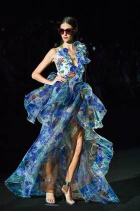 Mercedes-Benz Fashion Week Madrid, Spain - 19 Sep 2025 A model walks the runway wearing a design by Hannibal Laguna during Mercedes-Benz Fashion Week de Madrid in IFERMA, 19 septiembre 2025 Spain Madrid Spain Copyright: xAtilanoxGarciax xSOPAxImagesx FOTO12355