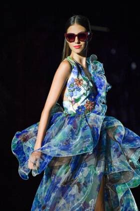 Mercedes-Benz Fashion Week Madrid, Spain - 19 Sep 2025 A model walks the runway wearing a design by Hannibal Laguna during Mercedes-Benz Fashion Week de Madrid in IFERMA, 19 septiembre 2025 Spain Madrid Spain Copyright: xAtilanoxGarciax xSOPAxImagesx FOTO12356