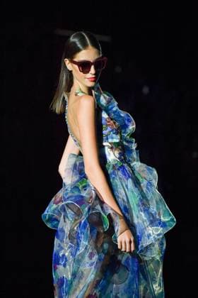 Mercedes-Benz Fashion Week Madrid, Spain - 19 Sep 2025 A model walks the runway wearing a design by Hannibal Laguna during Mercedes-Benz Fashion Week de Madrid in IFERMA, 19 septiembre 2025 Spain Madrid Spain Copyright: xAtilanoxGarciax xSOPAxImagesx FOTO12357