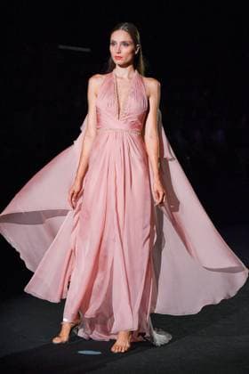 Mercedes-Benz Fashion Week Madrid, Spain - 19 Sep 2025 A model walks the runway wearing a design by Hannibal Laguna during Mercedes-Benz Fashion Week de Madrid in IFERMA, 19 septiembre 2025 Spain Madrid Spain Copyright: xAtilanoxGarciax xSOPAxImagesx FOTO12358