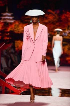 Mercedes-Benz Fashion Week Madrid, Spain - 19 Sep 2025 A model walks the runway wearing a design by ISABEL SANCHIS during Mercedes-Benz Fashion Week de Madrid in IFERMA. Madrid Spain Copyright: xAtilanoxGarciax xSOPAxImagesx FOTO12227