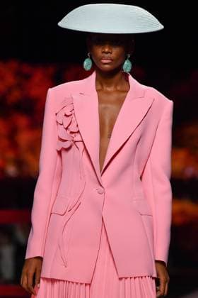 Mercedes-Benz Fashion Week Madrid, Spain - 19 Sep 2025 A model walks the runway wearing a design by ISABEL SANCHIS during Mercedes-Benz Fashion Week de Madrid in IFERMA. Madrid Spain Copyright: xAtilanoxGarciax xSOPAxImagesx FOTO12228