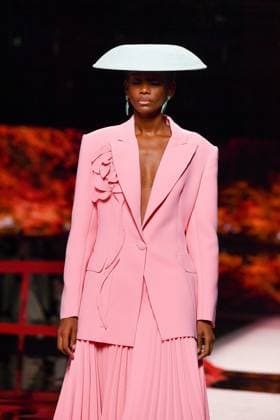 Mercedes-Benz Fashion Week Madrid, Spain - 19 Sep 2025 A model walks the runway wearing a design by ISABEL SANCHIS during Mercedes-Benz Fashion Week de Madrid in IFERMA. Madrid Spain Copyright: xAtilanoxGarciax xSOPAxImagesx FOTO12229