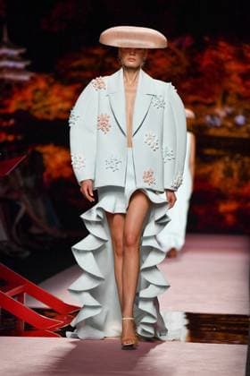 Mercedes-Benz Fashion Week Madrid, Spain - 19 Sep 2025 A model walks the runway wearing a design by ISABEL SANCHIS during Mercedes-Benz Fashion Week de Madrid in IFERMA. Madrid Spain Copyright: xAtilanoxGarciax xSOPAxImagesx FOTO12230