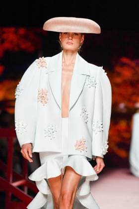 Mercedes-Benz Fashion Week Madrid, Spain - 19 Sep 2025 A model walks the runway wearing a design by ISABEL SANCHIS during Mercedes-Benz Fashion Week de Madrid in IFERMA. Madrid Spain Copyright: xAtilanoxGarciax xSOPAxImagesx FOTO12231