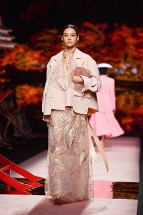 Mercedes-Benz Fashion Week Madrid, Spain - 19 Sep 2025 A model walks the runway wearing a design by ISABEL SANCHIS during Mercedes-Benz Fashion Week de Madrid in IFERMA. Madrid Spain Copyright: xAtilanoxGarciax xSOPAxImagesx FOTO12232