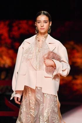 Mercedes-Benz Fashion Week Madrid, Spain - 19 Sep 2025 A model walks the runway wearing a design by ISABEL SANCHIS during Mercedes-Benz Fashion Week de Madrid in IFERMA. Madrid Spain Copyright: xAtilanoxGarciax xSOPAxImagesx FOTO12233