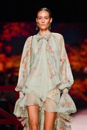 Mercedes-Benz Fashion Week Madrid, Spain - 19 Sep 2025 A model walks the runway wearing a design by ISABEL SANCHIS during Mercedes-Benz Fashion Week de Madrid in IFERMA. Madrid Spain Copyright: xAtilanoxGarciax xSOPAxImagesx FOTO12234