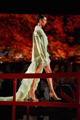 Mercedes-Benz Fashion Week Madrid, Spain - 19 Sep 2025 A model walks the runway wearing a design by ISABEL SANCHIS during Mercedes-Benz Fashion Week de Madrid in IFERMA. Madrid Spain Copyright: xAtilanoxGarciax xSOPAxImagesx FOTO12235