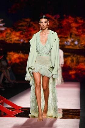 Mercedes-Benz Fashion Week Madrid, Spain - 19 Sep 2025 A model walks the runway wearing a design by ISABEL SANCHIS during Mercedes-Benz Fashion Week de Madrid in IFERMA. Madrid Spain Copyright: xAtilanoxGarciax xSOPAxImagesx FOTO12236