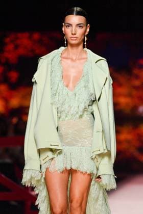 Mercedes-Benz Fashion Week Madrid, Spain - 19 Sep 2025 A model walks the runway wearing a design by ISABEL SANCHIS during Mercedes-Benz Fashion Week de Madrid in IFERMA. Madrid Spain Copyright: xAtilanoxGarciax xSOPAxImagesx FOTO12237